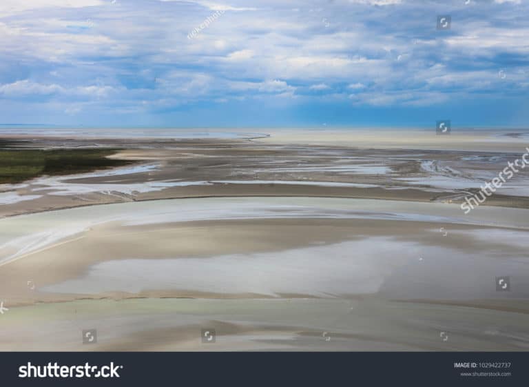 Weite Wattflächen der Bucht des Mont-Saint-Michel bei den Grandes Marées