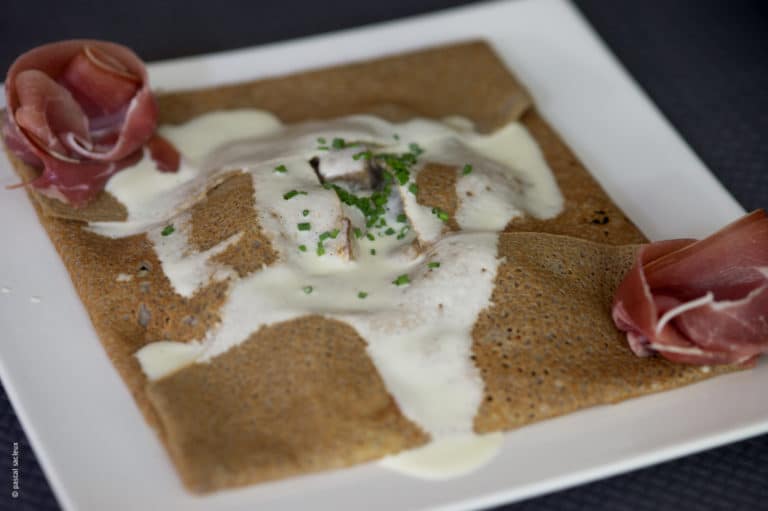 Galette servie par la crêperie du camping Les Couesnons au Mont-Saint-Michel.