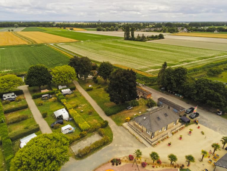 Vue aérienne sur le camping Les Couesnons au Mont-Saint-Michel.