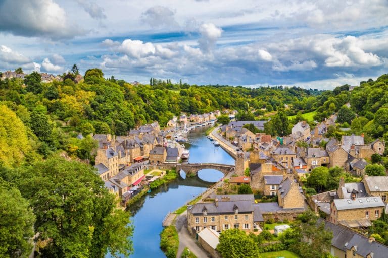 Die mittelalterliche Stadt Dinan, ein Ausflugsziel von der Bucht aus