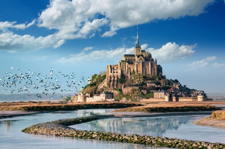 Visitez le Mont-Saint-Michel en Normandie.