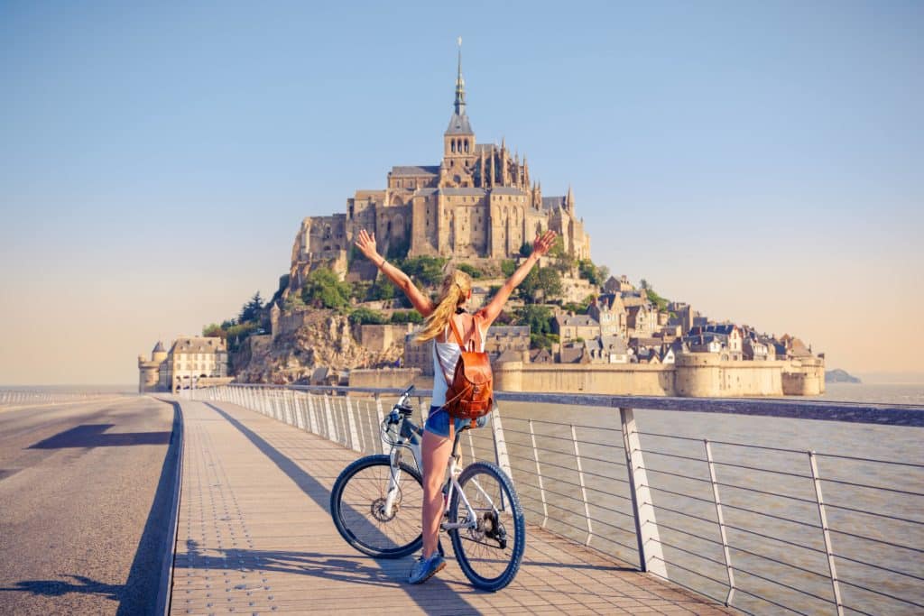 Radfahrerin auf dem Steg vor dem Mont-Saint-Michel