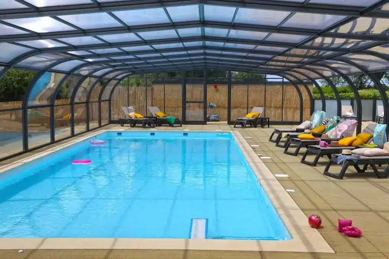 Camping au Mont-Saint-Michel avec piscine, plongez dans un espace aquatique couvert et chauffé.