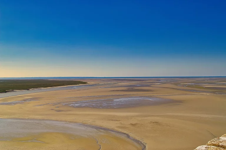 Strand nahe dem Mont-Saint-Michel bei Ebbe