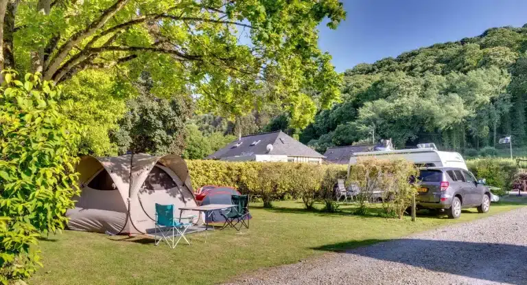 Location d'un emplacement pour tente, caravane ou camping-car au Mont-Saint-Michel.